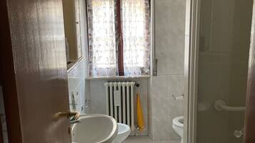 Dusch, hårtork, bidé och handdukar