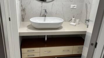 Dusche, Haartrockner, Bidet, Shampoo