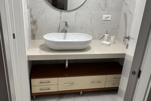 Dusche, Haartrockner, Bidet, Shampoo