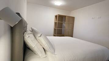 1 dormitorio, tabla de planchar con plancha, wifi y ropa de cama