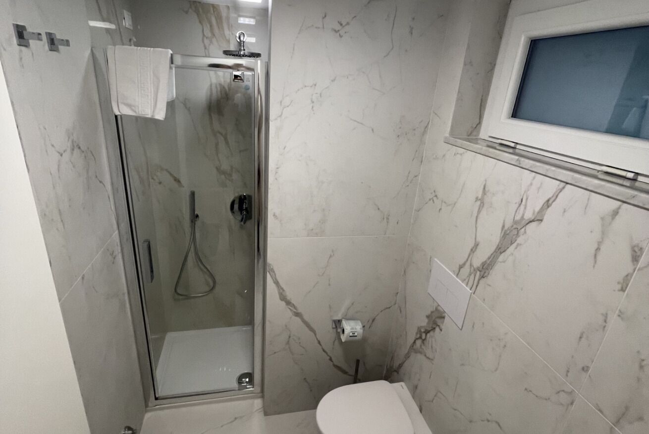 Douche, sèche-cheveux, bidet, shampoing