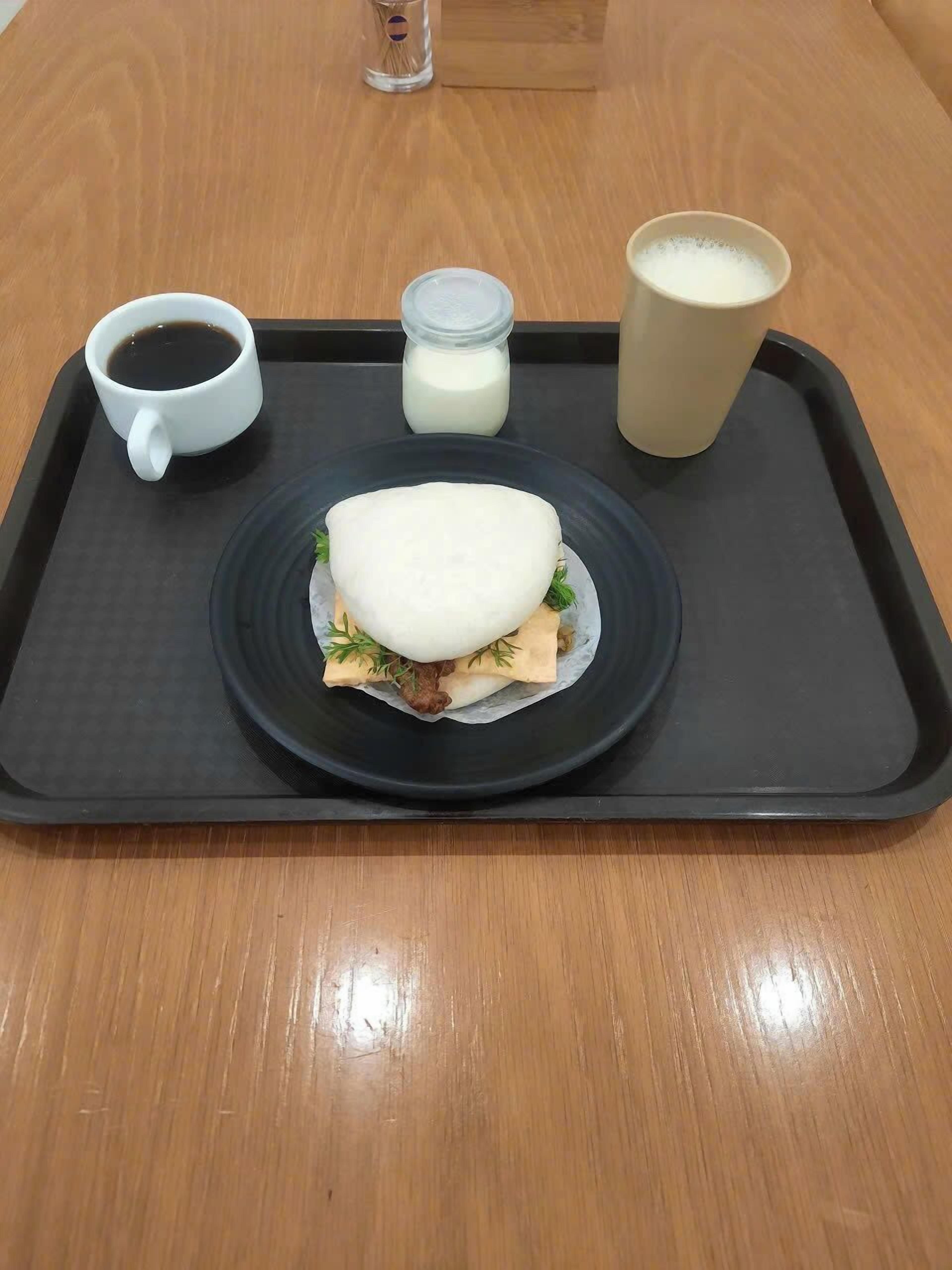 Daily cooked-to-order breakfast (VND 80000 per person)