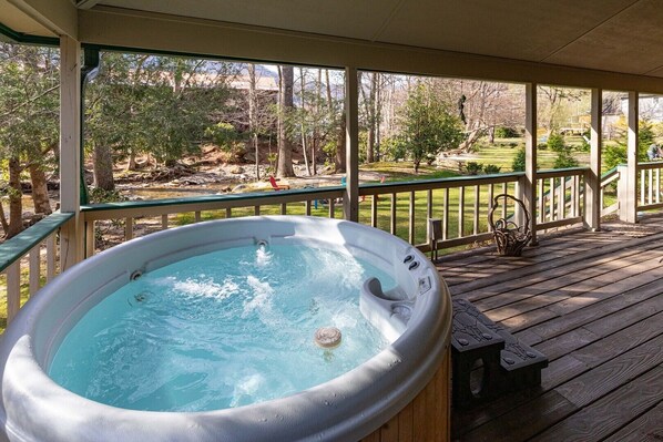 Outdoor spa tub