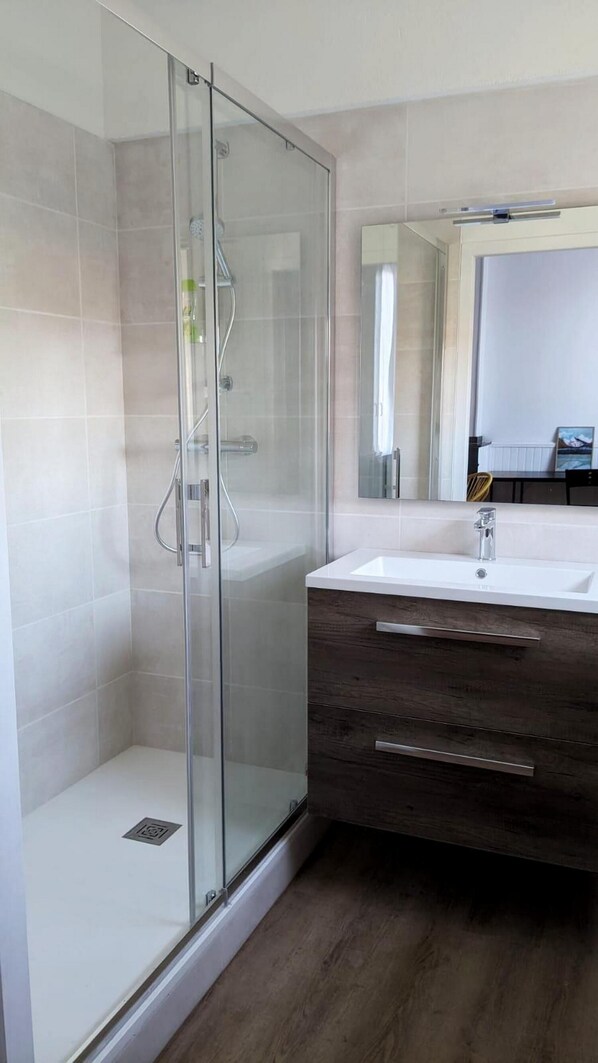 Dusche, Haartrockner, Seife, Toilettenpapier