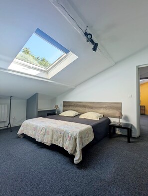 6 slaapkamers, een bureau, een strijkplank/strijkijzer, reisbedje
