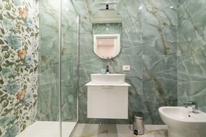 Tremannsrom – standard, balkong, bakgårdsutsikt | Bad | Dusj, hårføner, håndklær og såpe