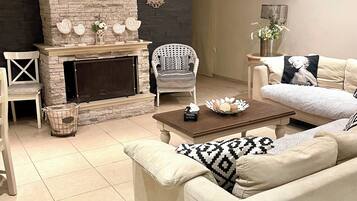 House, 3 Bedrooms, Accessible, Smoking | Living room