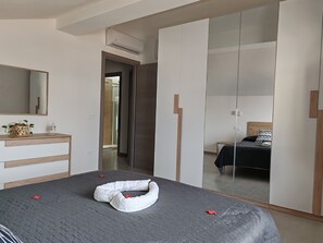 1 chambre, fer et planche à repasser, lit de bébé portatif