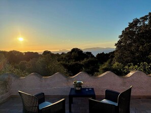 Outdoor dining - Villa Giulietta – Elegance and Relaxation in the Alghero Countryside (Sardegna)