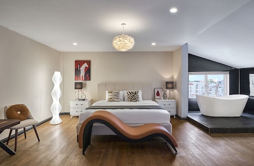 The Passion Lux Airport Hotel Apartment