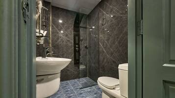 Deluxe Suite With City View | Baño | Secadora de cabello, pantuflas, toallas, jabón