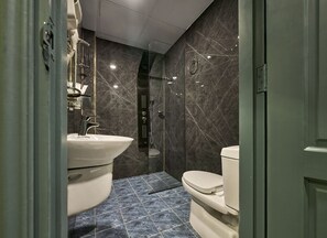 Deluxe Suite With City View | Bathroom