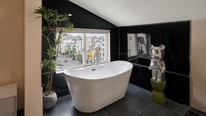 Executive Suite With City View | Kamar mandi