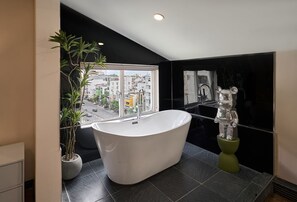 Executive Suite With City View | Bathroom | Rainfall showerhead, hair dryer, slippers, towels