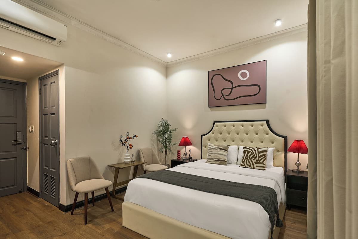 Deluxe Double Room, 1 Bedroom, Non Smoking | 1 bedroom, desk, laptop workspace, blackout drapes