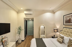 Basic Double Room | 1 bedroom, desk, laptop workspace, blackout drapes
