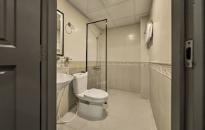 Deluxe Double Room, 1 Bedroom, Non Smoking | Bathroom | Hair dryer, slippers, towels, soap