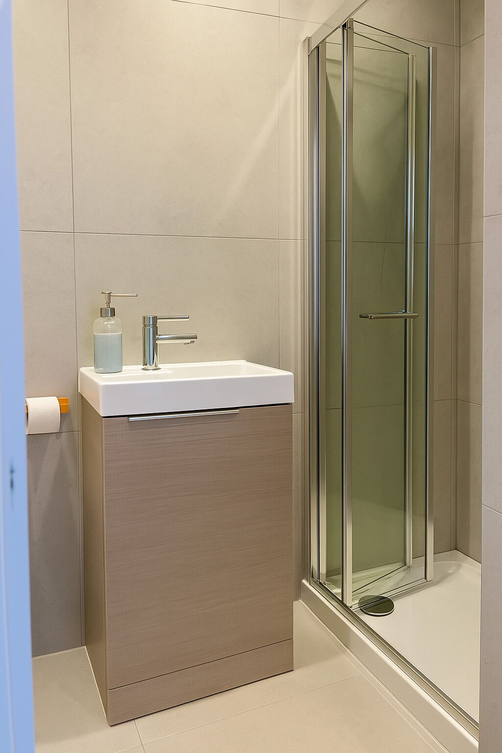 基本雙人房, 獨立浴室 (Ground floor) | 浴室 | 淋浴設備、免費梳洗用品、風筒、提供毛巾