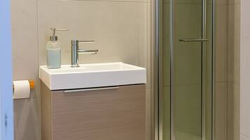 基本雙人房, 獨立浴室 (Ground floor) | 浴室 | 淋浴設備、免費梳洗用品、風筒、提供毛巾