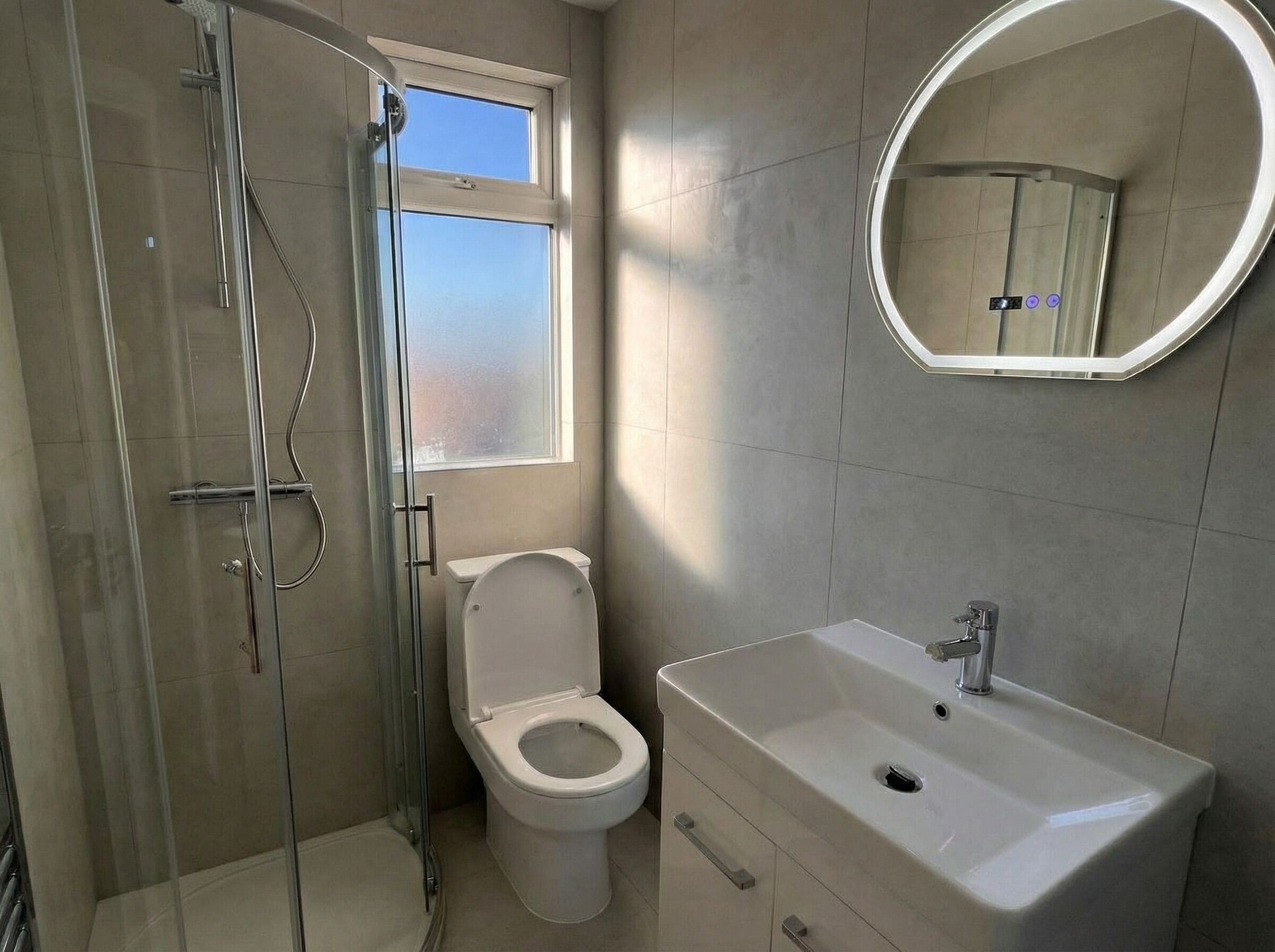 デザイン ダブルルーム 共用バスルーム シティビュー (second floor) | バスルーム | シャワー、バスアメニティ (無料)、ヘアドライヤー、タオル