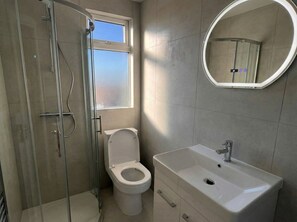Design Double Room, Shared Bathroom, City View (second floor) | Bathroom
