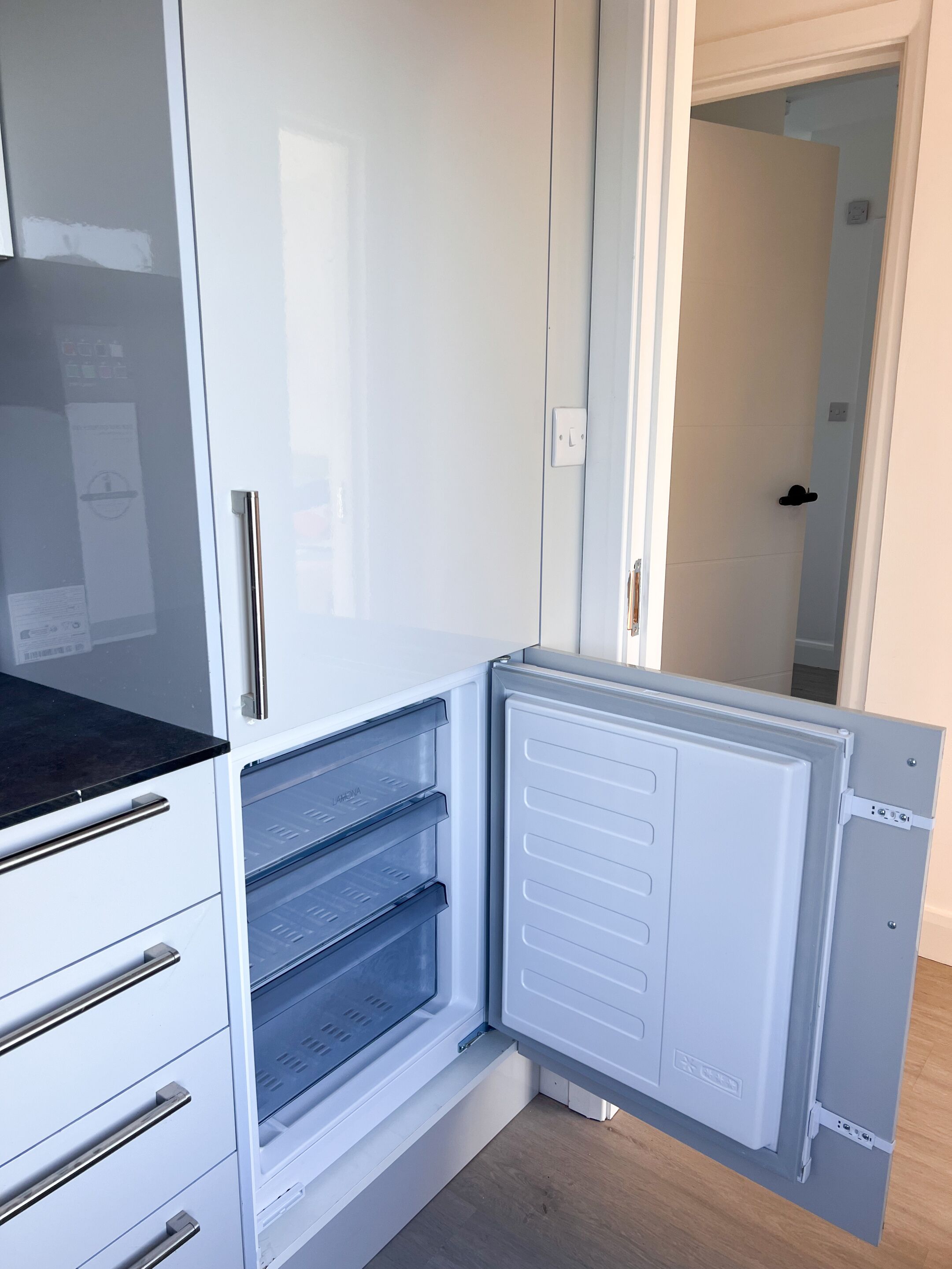 Full-size fridge, microwave, oven, stovetop