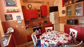 Réfrigérateur, four, batterie de cuisine, vaisselle et ustensiles