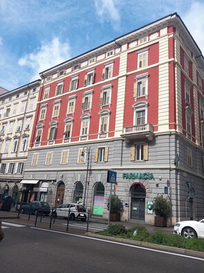 Parking - Among the charming historic buildings, the public garden, quiet apartment (Trieste)