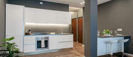Frigorífico, horno, placa de cocina y lavavajillas