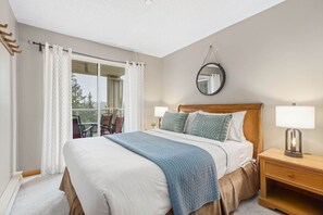 3 bedrooms, iron/ironing board, free WiFi, bed sheets - 2BR+Loft | Wildwood Lodge | Mtn View | Close to Ski Hills | Common Hot Tub | Fireplace| Parking (Whistler)