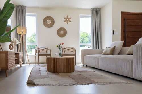 Newly built villa in prime location in Jan Thiel, pool and private parking