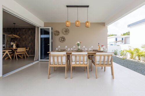 Nieuwbouw villa op toplocatie in Jan Thiel, privé zwembad en 2 parkeerplaatsen