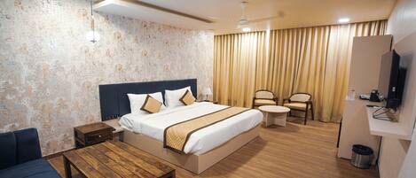 Studio Suite | Desk, laptop workspace, free WiFi