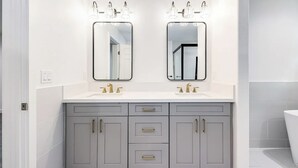A modern bathroom with two sinks, mirrored cabinets, and a white vanity. - MSG host to confirm availability.• Spacious 3Bed 2BA •Sleeps 10 (Laie)