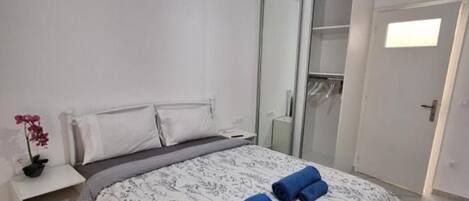 Iron/ironing board, WiFi, bed sheets