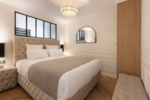 1 bedroom, iron/ironing board, travel crib, WiFi - A Elegant 1-BR with Services in Batignolles (Paris)
