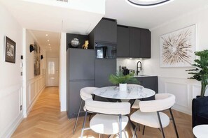 Dining - A Elegant 1-BR with Services in Batignolles (Paris)