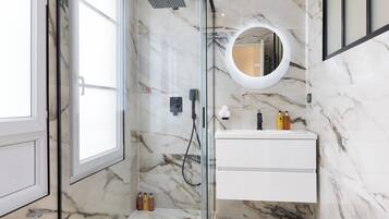 Douche, sèche-cheveux, serviettes fournies