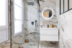 Douche, sèche-cheveux, serviettes fournies