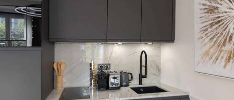 Micro-ondes, plaque de cuisson, lave-vaisselle, cafetière/bouilloire