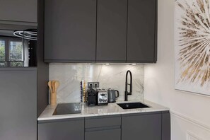 Kühlschrank, Mikrowelle, Herdplatte, Wasserkocher mit Kaffee-/Teezubehör