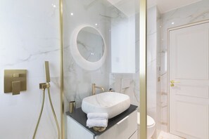 Douche, sèche-cheveux, serviettes fournies