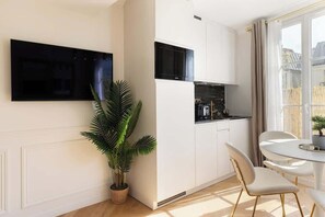 Dining - A Lovely 1-BR with Services in Batignolles (Paris)