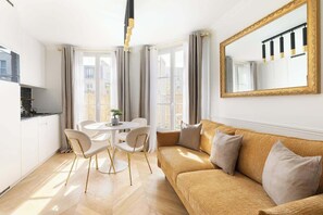 TV, offices - A Lovely 1-BR with Services in Batignolles (Paris)