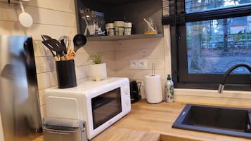 Een microgolfoven, een oven, een kookplaat