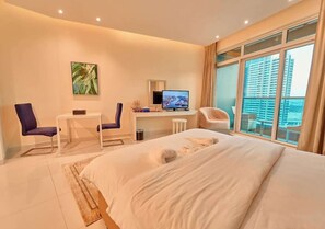 1 bedroom, iron/ironing board, WiFi - Cozy Studio Hideaway in Luxe Business Bay w/ views (Dubai)