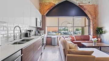 Fridge, microwave, stovetop, dishwasher