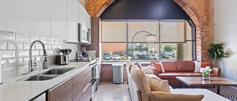 Een koelkast, een microgolfoven, een kookplaat, een vaatwasser