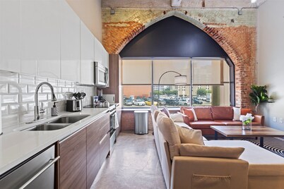 Heart of Downtown Dallas: 2BR/2BR