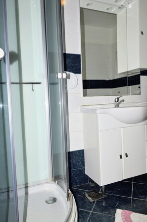 Apartment | Bathroom | Shower, towels
